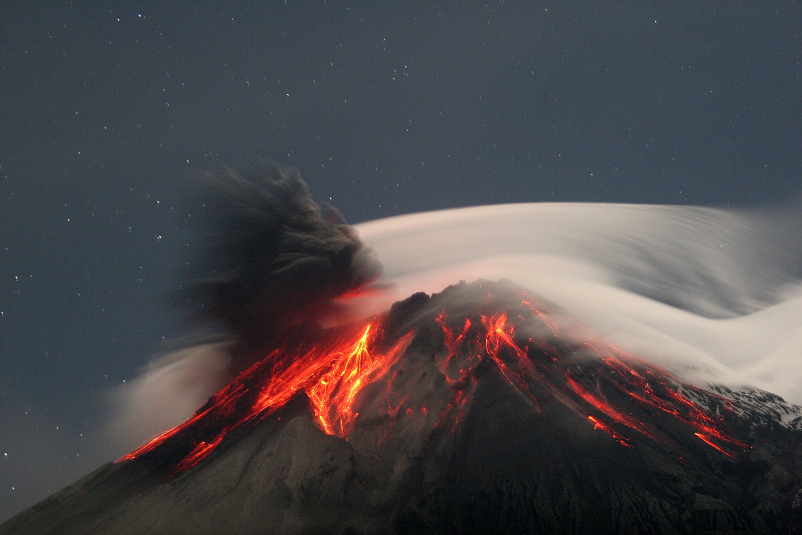 mount-tungurahua-volcano-ecuador_aroou_0