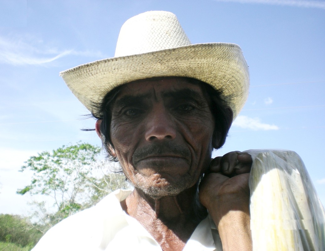 Mex - 08 660 - Old Mayan Man Selling Corn